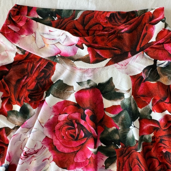 Bodycon Roses Floral Dress 🌹 Italian Style pair with Baroque earrings - Picture 3 of 5